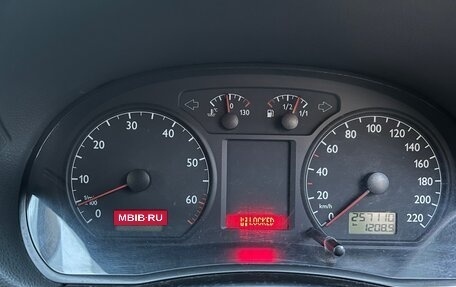Volkswagen Polo IV рестайлинг, 2002 год, 300 000 рублей, 2 фотография