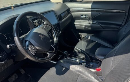 Mitsubishi Outlander III рестайлинг 3, 2017 год, 2 500 000 рублей, 16 фотография