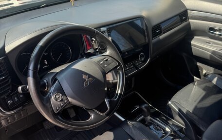 Mitsubishi Outlander III рестайлинг 3, 2017 год, 2 500 000 рублей, 17 фотография