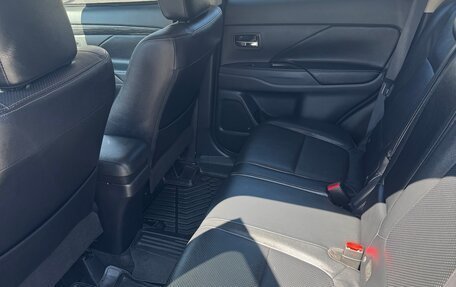 Mitsubishi Outlander III рестайлинг 3, 2017 год, 2 500 000 рублей, 18 фотография