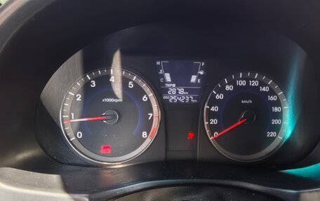 Hyundai Solaris II рестайлинг, 2011 год, 650 000 рублей, 11 фотография