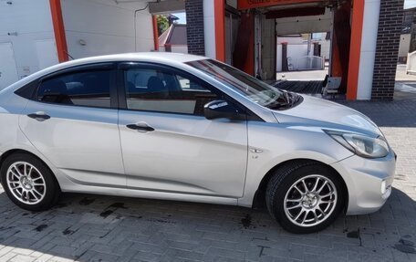 Hyundai Solaris II рестайлинг, 2011 год, 650 000 рублей, 6 фотография