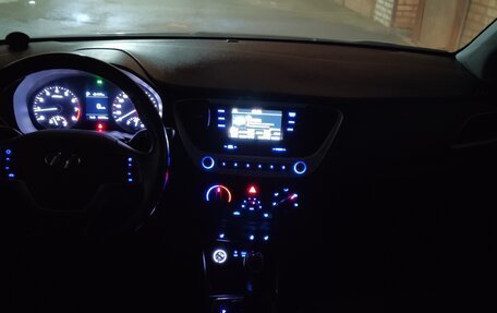 Hyundai Solaris II рестайлинг, 2018 год, 1 385 000 рублей, 11 фотография