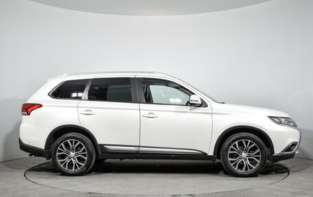 Mitsubishi Outlander III рестайлинг 3, 2017 год, 1 690 000 рублей, 2 фотография