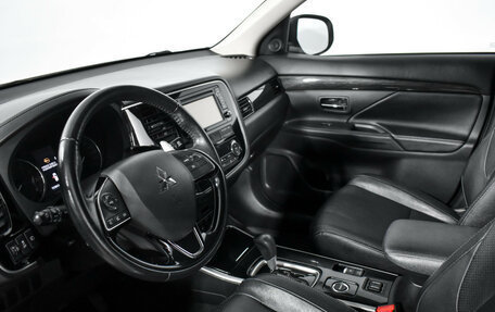 Mitsubishi Outlander III рестайлинг 3, 2017 год, 1 690 000 рублей, 13 фотография
