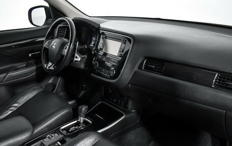 Mitsubishi Outlander III рестайлинг 3, 2017 год, 1 690 000 рублей, 15 фотография