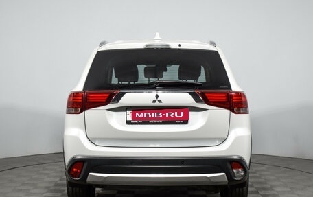 Mitsubishi Outlander III рестайлинг 3, 2017 год, 1 690 000 рублей, 11 фотография