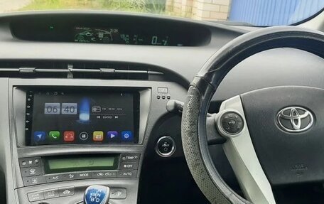 Toyota Prius, 2011 год, 980 000 рублей, 2 фотография