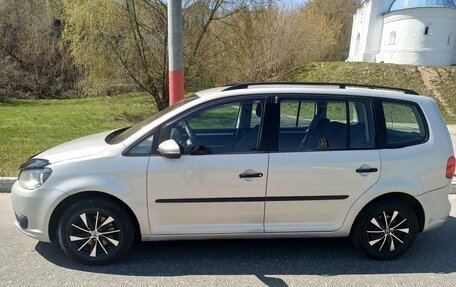 Volkswagen Touran III, 2011 год, 990 000 рублей, 2 фотография