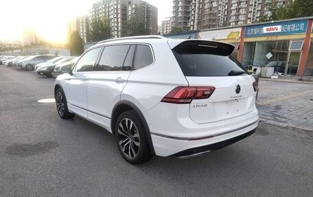 Volkswagen Tiguan II, 2023 год, 2 700 000 рублей, 4 фотография