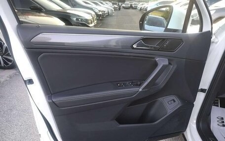 Volkswagen Tiguan II, 2023 год, 2 700 000 рублей, 10 фотография