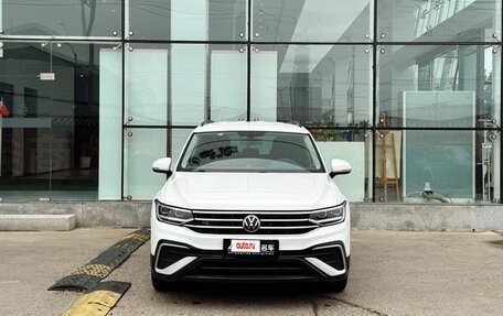 Volkswagen Tiguan II, 2023 год, 2 500 000 рублей, 2 фотография