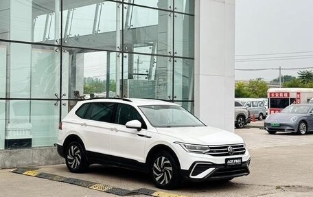 Volkswagen Tiguan II, 2023 год, 2 500 000 рублей, 3 фотография