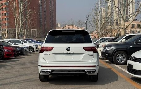 Volkswagen Tiguan II, 2023 год, 2 700 000 рублей, 1 фотография