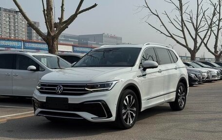 Volkswagen Tiguan II, 2023 год, 2 700 000 рублей, 2 фотография
