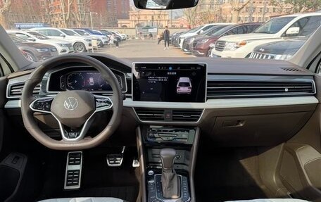 Volkswagen Tiguan II, 2023 год, 2 700 000 рублей, 8 фотография