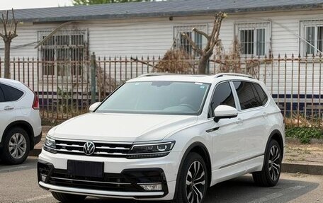 Volkswagen Tiguan II, 2023 год, 2 700 000 рублей, 1 фотография