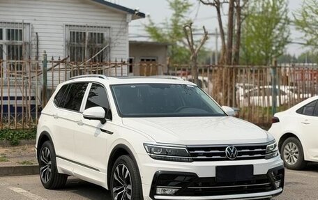 Volkswagen Tiguan II, 2023 год, 2 700 000 рублей, 3 фотография