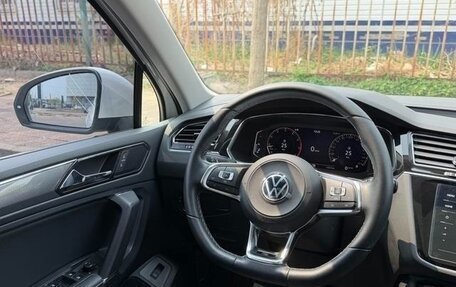 Volkswagen Tiguan II, 2023 год, 2 700 000 рублей, 14 фотография