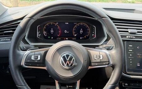 Volkswagen Tiguan II, 2023 год, 2 700 000 рублей, 17 фотография
