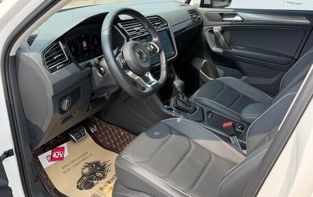 Volkswagen Tiguan II, 2023 год, 2 700 000 рублей, 12 фотография