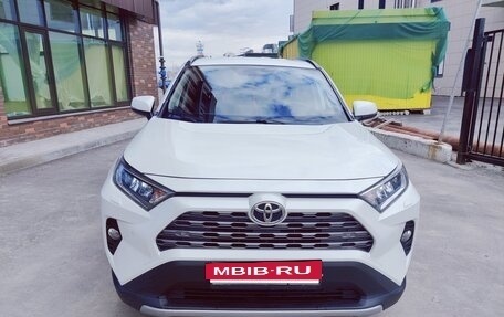 Toyota RAV4, 2020 год, 2 800 000 рублей, 2 фотография