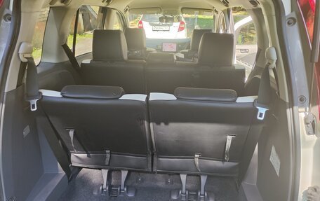 Toyota ISis I, 2010 год, 1 050 000 рублей, 13 фотография