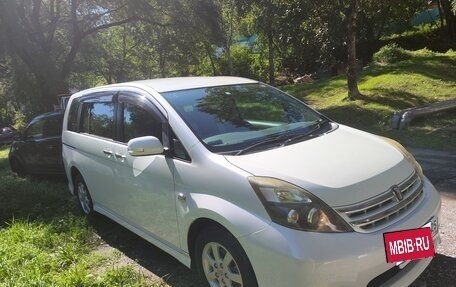Toyota ISis I, 2010 год, 1 050 000 рублей, 2 фотография