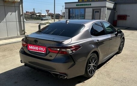 Toyota Camry, 2021 год, 2 100 000 рублей, 4 фотография