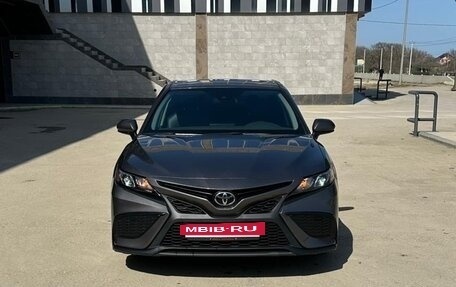 Toyota Camry, 2021 год, 2 100 000 рублей, 2 фотография