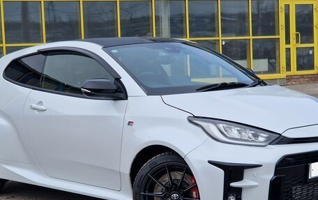 Toyota Yaris, 2021 год, 2 800 000 рублей, 2 фотография