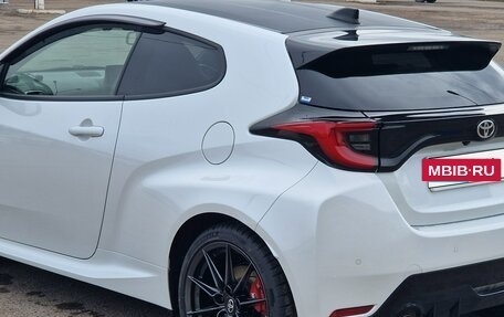 Toyota Yaris, 2021 год, 2 800 000 рублей, 3 фотография