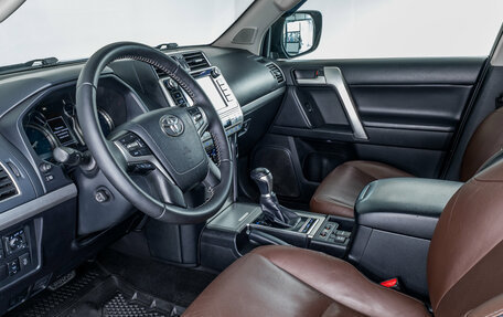 Toyota Land Cruiser Prado 150 рестайлинг 2, 2018 год, 3 319 000 рублей, 8 фотография