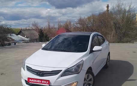 Hyundai Solaris II рестайлинг, 2015 год, 940 000 рублей, 2 фотография
