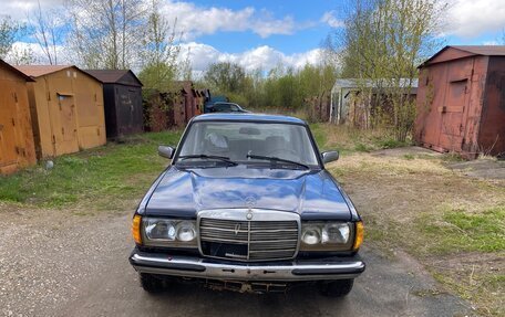 Mercedes-Benz W123, 1982 год, 150 000 рублей, 1 фотография