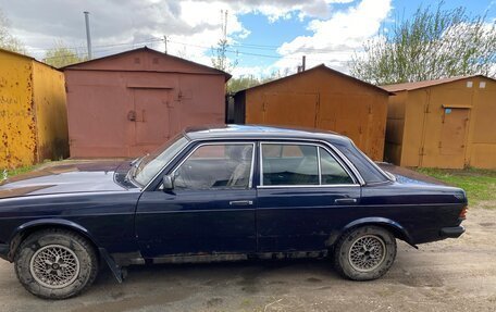Mercedes-Benz W123, 1982 год, 150 000 рублей, 2 фотография