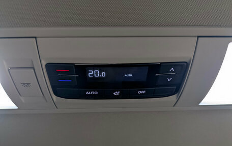 Volkswagen Caravelle T6 рестайлинг, 2020 год, 4 200 000 рублей, 24 фотография