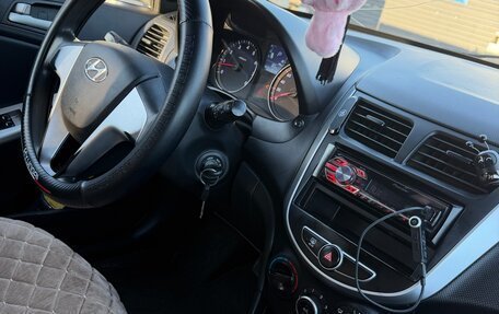 Hyundai Solaris II рестайлинг, 2013 год, 600 000 рублей, 18 фотография