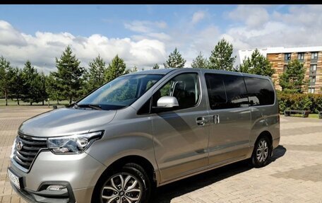 Hyundai Grand Starex Grand Starex I рестайлинг 2, 2020 год, 3 800 000 рублей, 3 фотография