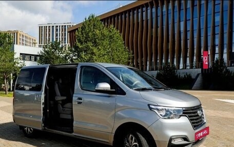 Hyundai Grand Starex Grand Starex I рестайлинг 2, 2020 год, 3 800 000 рублей, 2 фотография