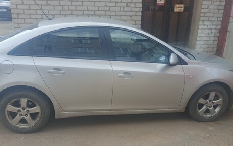 Chevrolet Cruze II, 2010 год, 600 000 рублей, 3 фотография