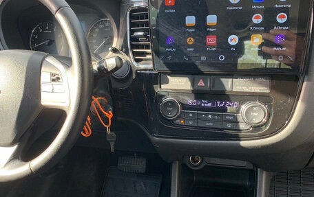 Mitsubishi Outlander III рестайлинг 3, 2013 год, 1 400 000 рублей, 13 фотография
