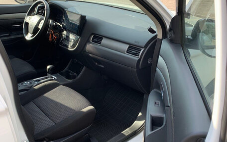 Mitsubishi Outlander III рестайлинг 3, 2013 год, 1 400 000 рублей, 16 фотография