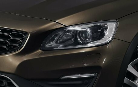 Volvo V60 Cross Country II, 2018 год, 2 355 000 рублей, 10 фотография