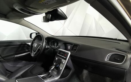Volvo V60 Cross Country II, 2018 год, 2 355 000 рублей, 13 фотография