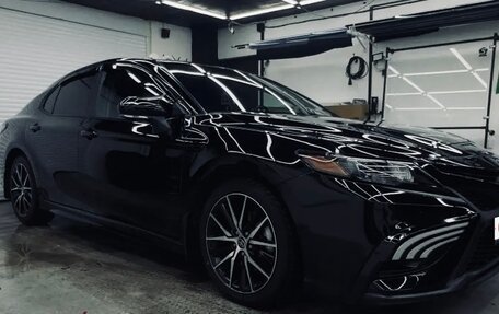 Toyota Camry, 2021 год, 1 800 000 рублей, 3 фотография