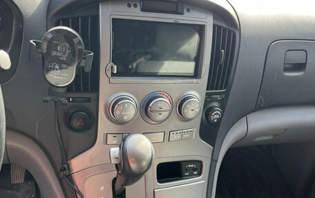 Hyundai H-1 II рестайлинг, 2011 год, 1 750 000 рублей, 3 фотография