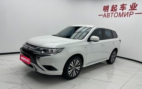 Mitsubishi Outlander III рестайлинг 3, 2021 год, 1 880 000 рублей, 1 фотография