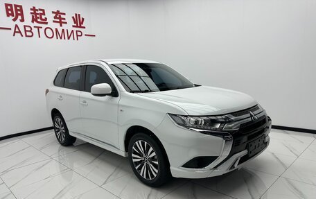 Mitsubishi Outlander III рестайлинг 3, 2021 год, 1 880 000 рублей, 2 фотография