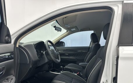 Mitsubishi Outlander III рестайлинг 3, 2021 год, 1 880 000 рублей, 7 фотография